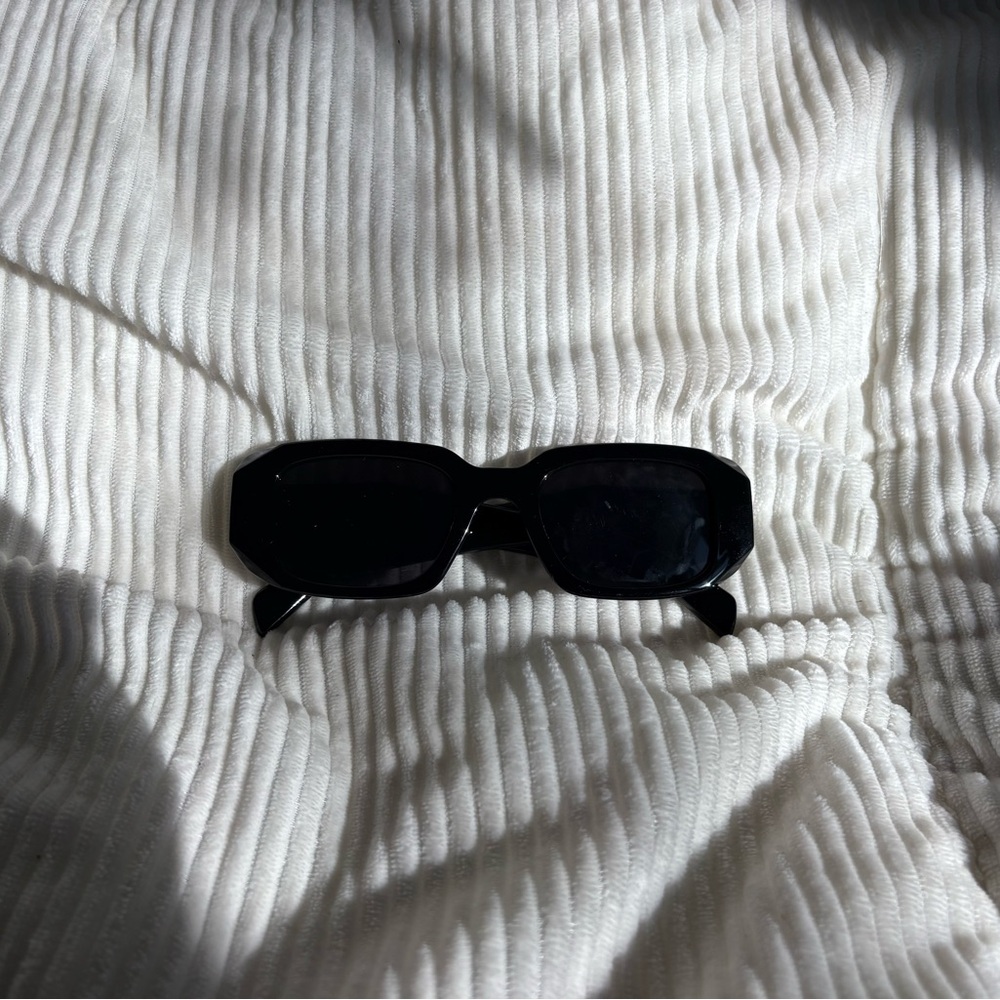 Trendy Black Rectangular Sunglasses